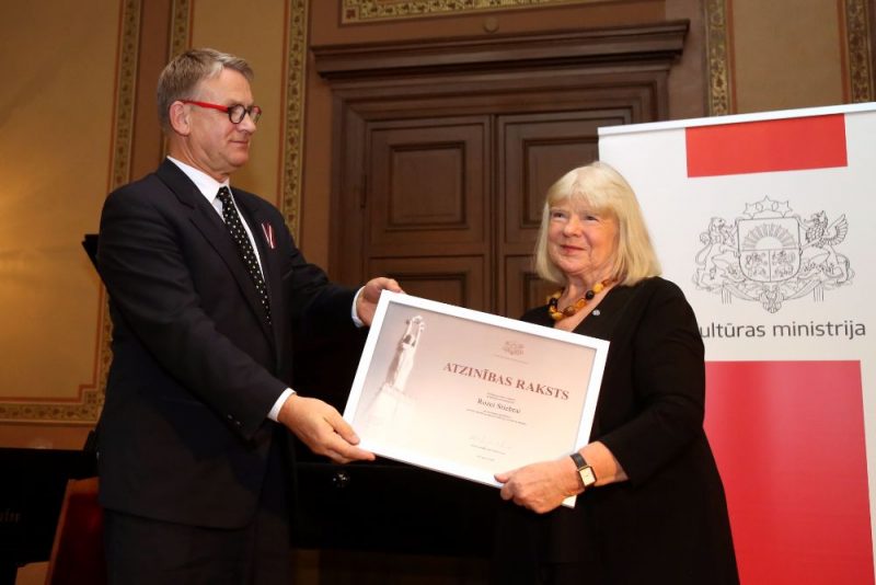 Nauris Puntulis un Roze Stiebra Kultūras ministrijas Atzinības rakstu pasniegšanas ceremonijā.