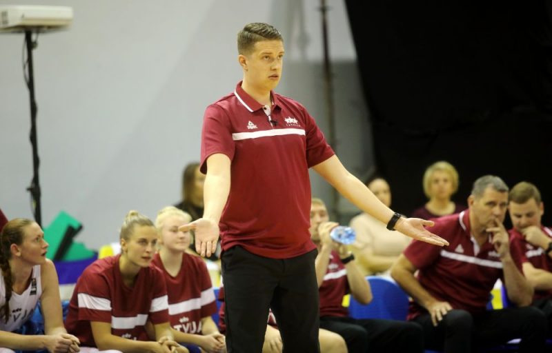 Mārtiņš Gulbis pie Latvijas dāmu basketbola izlases stūres debitējis ar pamatīgu zaudējumu.
