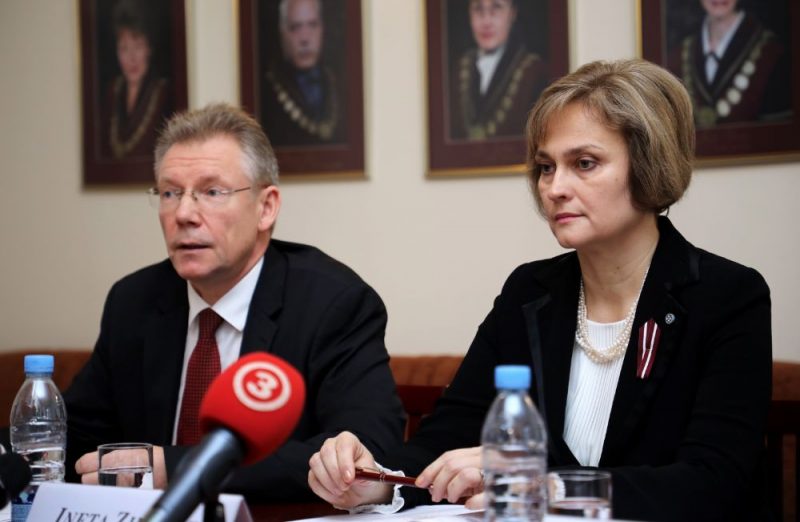 Satversmes tiesas tiesnesis Gunārs Kusiņš un Satversmes tiesas priekšsēdētāja Ineta Ziemele piedalās preses konferencē, kurā informē par spriedumu lietā par izglītības ieguves valodu privātajās izglītības iestādēs.