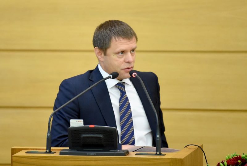 Rīgas domes priekšsēdētāja vietnieks Vadims Baraņņiks uzstājas debatēs Rīgas domes ārkārtas sēdē, kurā lemj par viņa atbrīvošanu no amata.