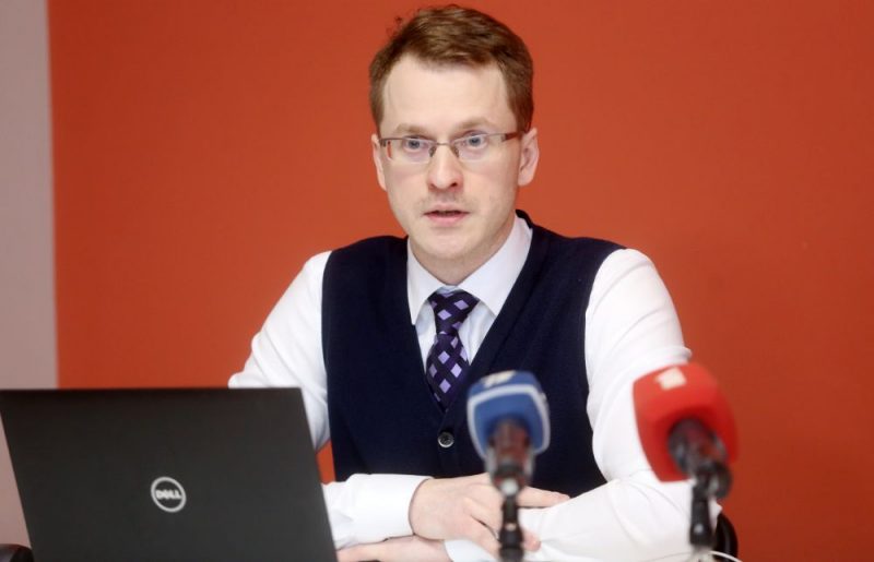 No amata atbrīvotais SIA “Rīgas namu pārvaldnieks” valdes loceklis Ivo Lecis piedalās preses konferencē, kurā informē par atlaišanas iemesliem, kā arī par tālāko rīcību saistībā ar prettiesisko atlaišanu.