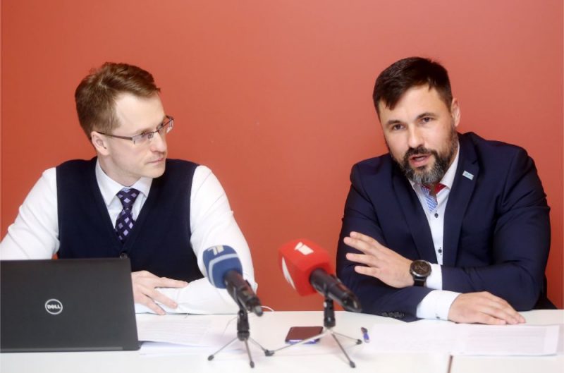 No amata atbrīvotie – SIA “Rīgas namu pārvaldnieks” valdes loceklis Ivo Lecis (no kreisās) un valdes priekšsēdētājs Aivars Gontarevs piedalās preses konferencē, kurā informēs par atlaišanas iemesliem, kā arī par tālāko rīcību saistībā ar prettiesisko atlaišanu.