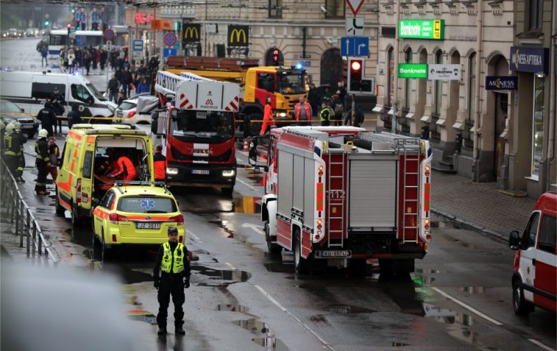 Šodien ap plkst.13.20 Rīgas centrā uz laiku slēgta satiksme Marijas ielas posmā no Dzirnavu ielas līdz Merķeļa ielai.
Kā novēroja LETA, minētajā Marijas ielas posmā uz laiku nekursē arī sabiedriskais transports.
Autovadītāji tiek novirzīti pa citām tuvējām ielām.
Uzņēmuma “Rīgas satiksme” pārstāvis Viktors Zaķis aģentūrai LETA teica, ka minētajā posmā ir trīs trolejbusu līnijas, taču ņemot vērā, ka lielākā daļa trolejbusu ir aprīkoti ar dīzeļģeneratoriem, sabiedriskais transports izmanto apvedceļu un pietur visās maršrutā esošajās pieturās. Tas pats attiecas uz autobusiem.
Zaķis prognozēja, ka grafika nobīdes, visticamāk, būs, tāpēc pasažieriem ir jārēķinās ar sabiedriskā transporta kavēšanos.