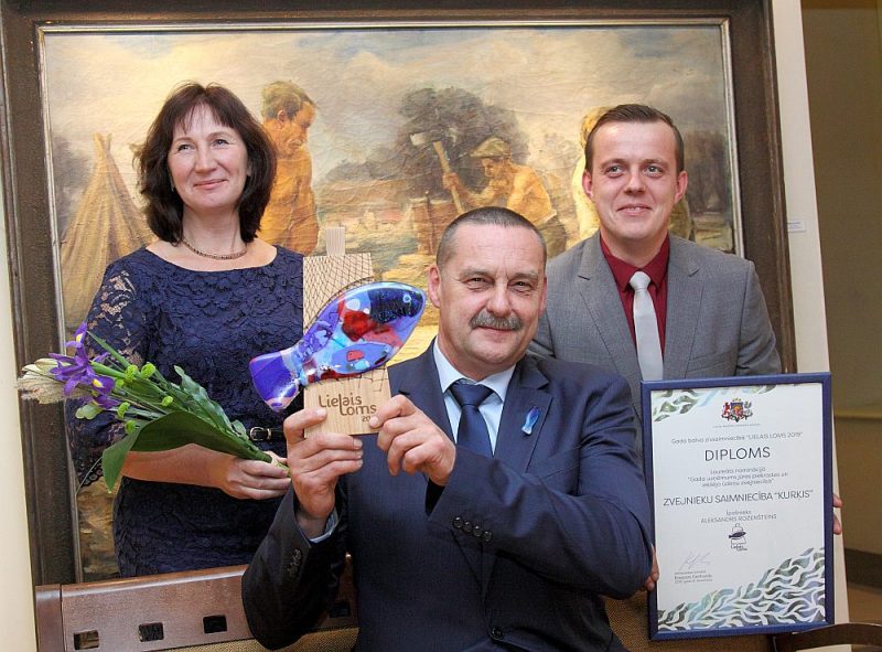 Nēģu zvejas saimniecības “Kurķis” īpašnieks Aleksandrs Rozenšteins (vidū), dzīvesbiedre Dace un znots Uldis nezaudē optimismu pat pēc tam, kad sezonas karstumā lietavas nopostījušas nēģu taci Salacā. “Nāks lielākas ziepes, šīs aizmirsīsies. Nav pirmā reize, tā ka kopīgiem spēkiem tiksim ar visu galā,” teic Aleksandrs.