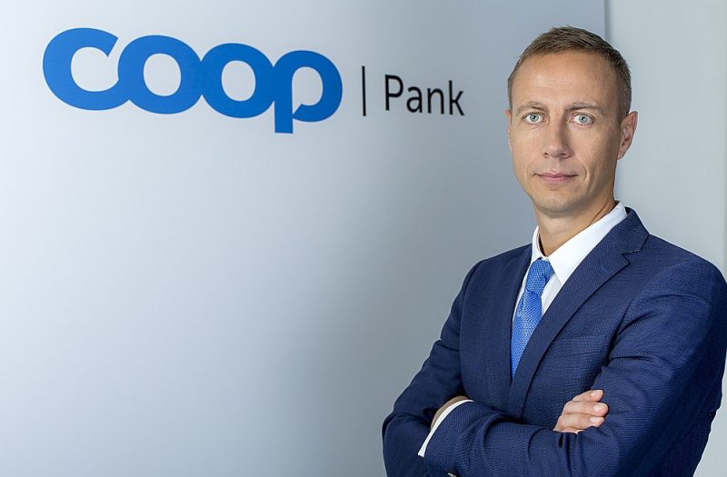 “Coop Pank” valdes priekšsēdētājs Marguss Rinks: “”Coop Pank” ir atbilde lielo komercbanku politikai slēgt savas filiāles lauku rajonos un samazināt bankomātu tīklu. Tā darbojas caur “Coop” veikalu kasēm un internetā.”