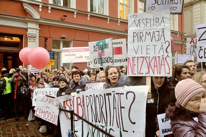 Pirmo reizi mediķi tik kuplā skaitā piketēja pie Saeimas nama.