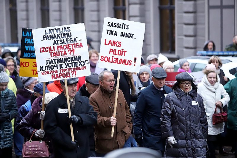 Vairāk nekā pieci simti mediķu un viņu atbalstītāju pulcējās pie Saeimas atkārtotā protesta akcijā, iestājoties par mediķu atalgojuma palielināšanu, kā tas noteikts likumā, un prasot rīkot referendumu par Saeimas atlaišanu.