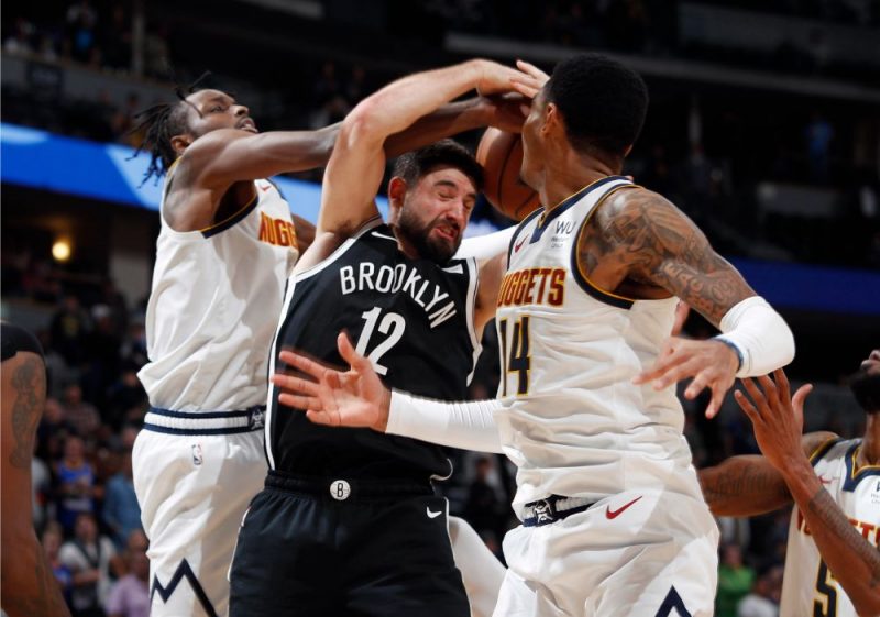 Kuruca komandas biedrs Džo Heriss (centrā) cīnās ar Denveras “Nuggets” basketbolistiem.