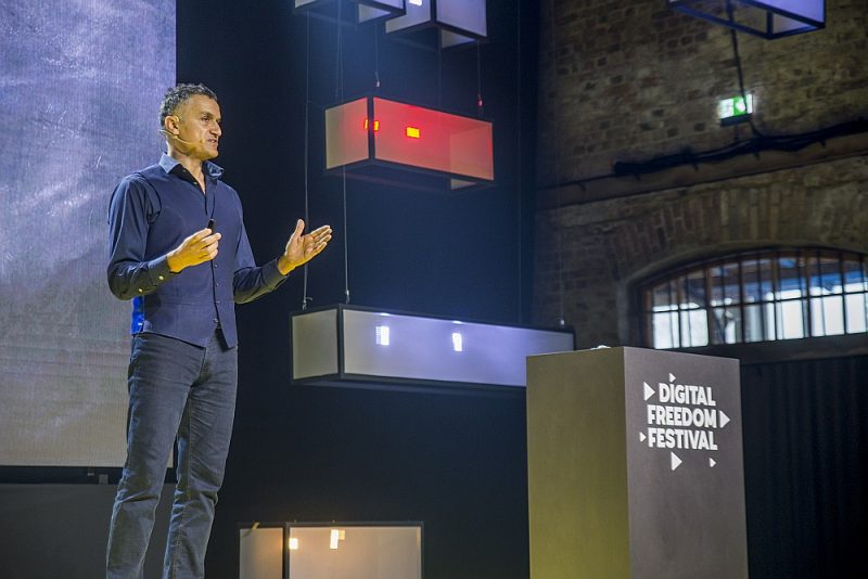 Karls Onorē: “Pasaule ir apsēsta ar ātrumu.”