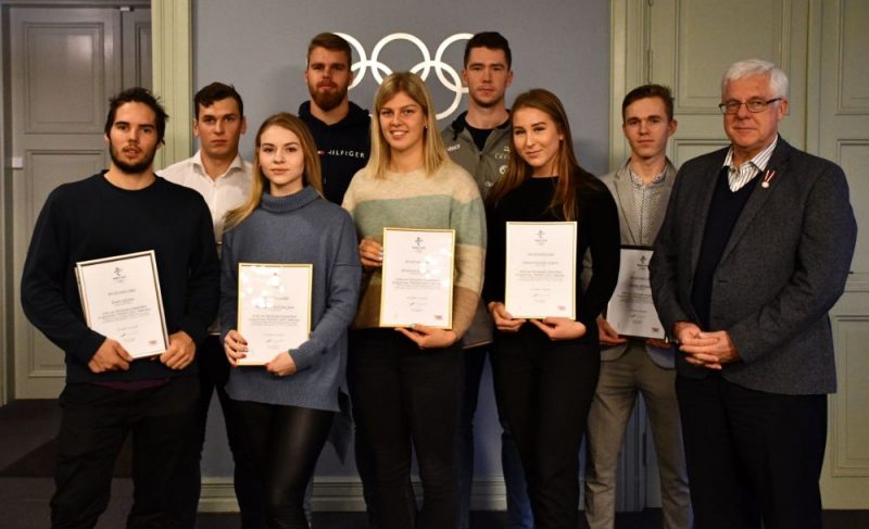 LOK prezidents Aldons Vrubļevskis (no labās) un ziemas sporta veidu pārstāvji ar stipendiju “Pekina 2022” sertifikātiem.