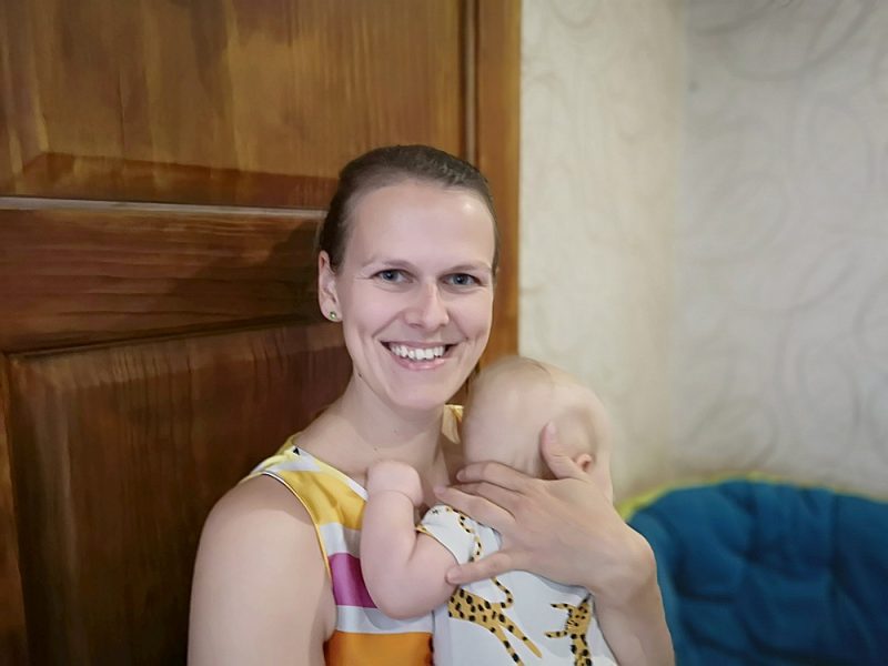 “Iniciatīva šobrīd iet cauri nelielam pārmaiņu laikam, tāpēc vēl jo vairāk gribējām izcelt Lindu, viņas drosmi un neatlaidību, ticību un lielo mīlestību gan pret šiem bērniem, gan mums, kas esam ikdienā kopā ar viņiem. Linda ir zelts (kā viņa daudzkārt saka par mums)! Mēs viņu ļoti mīlam un sakām paldies! Lai šis darbs turpinās!” piesakot Lindu Penēzi “Latvijas lepnuma” balvai, raksta viena no auklītēm – Karīna Voitova. Attēlā – Linda kopā ar jaunāko dēliņu Paulu.