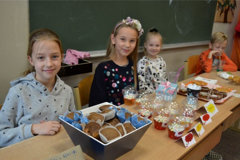 Zentas Mauriņas Grobiņas novada vidusskolā Grobiņā notika tradicionālais Mārtiņdienas tirgus, kurā skolēni ar lielu aizrautību tirgojās ar rudens ražas veltēm un pašgatavotiem gardumiem.