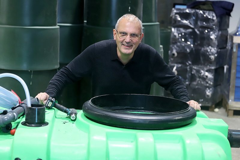 “Unikalitāte ir ražošanas tehnoloģijā, kas ļauj izgatavot monolītus viengabalainus plastmasas izstrādājumus ar dobu vidu. Šo tehnoloģiju esam apguvuši paši,” stāsta SIA “Rotons” dibinātājs Armands Mucenieks.