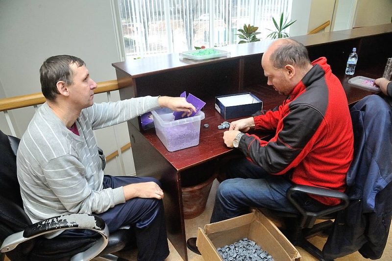 “Esam tā pieraduši, ka darbu varam veikt kaut vai ar aizsietām acīm,” ar savām iemaņām lepojas Dzintars Pavlovičs un Aigars Deksnis.