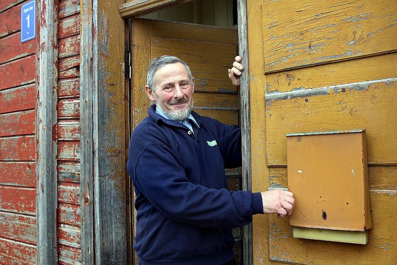 “Latviešu dziesmas samācījos, jo studiju biedrenes bija lielas dziedātājas – mēdzām dziedāt līdz pat rīta gaismiņai. Kad pārcēlos uz Mazsalacu, tādi paši bija pretī – bija ar ko sadziedāt!” stāsta Mihails Siņicins, kurš pieteikts “Latvijas lepnuma” balvai.