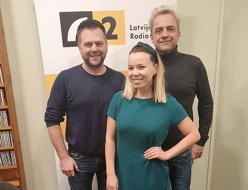 No kreisās: Gaitis Lazdāns, Ieva Sutugova un Normunds Pauniņš.