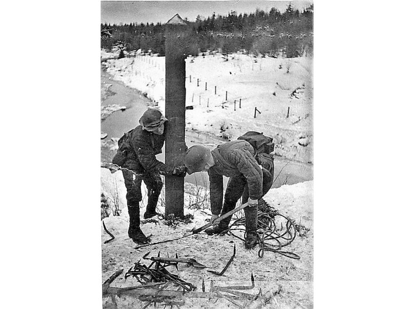 Sarkanarmieši izceļ Somijas robežstabu pie Mainilas 1939. gada 30. novembrī.