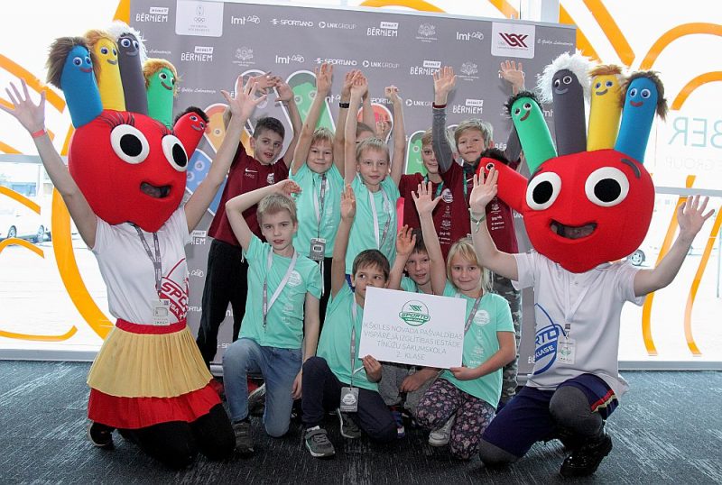Tīnūžu sākumskolas un Ikšķiles vidusskolas skolēni, vaicāti, ko dara sporta nodarbībās, atzīst, ka spēlē gan futbolu, gan florbolu, gan skrien un lec.