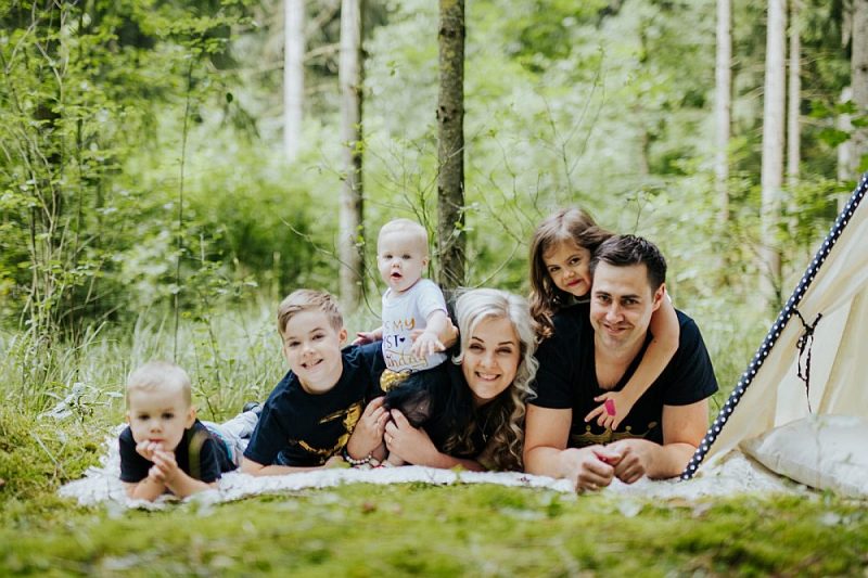Aivars Šteinbergs Latvijā uz palikšanu pavisam atgriezies pirms diviem gadiem, tad ģimenē pieteicās arī ceturtais bērniņš. “Esmu mājās, apmierināts un laimīgs!” saka Aivars.