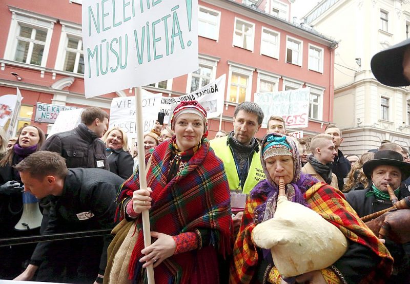 Protestos pret apvienošanos var novērot nepārtrauktību – tie novadi kā, piemēram, Alsunga, kuri iepriekšējā reformā atdalījās no rajoniem, lai veidotu paši savu saimniecību, neredz ieguvumus arī no jaunās reformas.