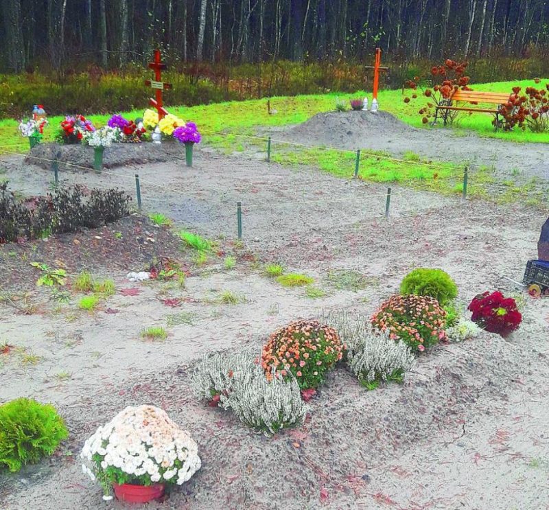 Bērna un viņa mātes Līvas kaps (priekšplānā). Krustus un pieminekļus šī draudze neatzīst, jo tā esot ārišķība.