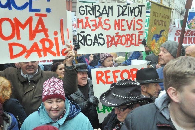 Pret VARAM un ministra Jura Pūces izstrādāto Administritatīvo pašvaldību reformu pie Saeimas protestē iedzīvotāji no visas Latvijas, 07.11.2019.