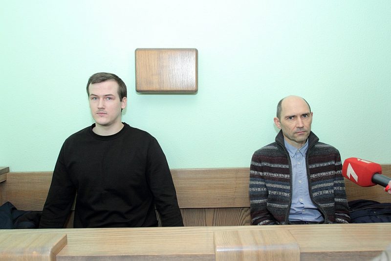 Abi apsūdzētie – nelaiķes Līvas vīrs Renārs (no kreisās) un tēvs Valdis.