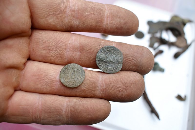 Izrakumos Tukumā atrasts neierasti daudz monētu. 16. gadsimta Rīgas brīvpilsētas un 17. gadsimta zviedru šiliņi.