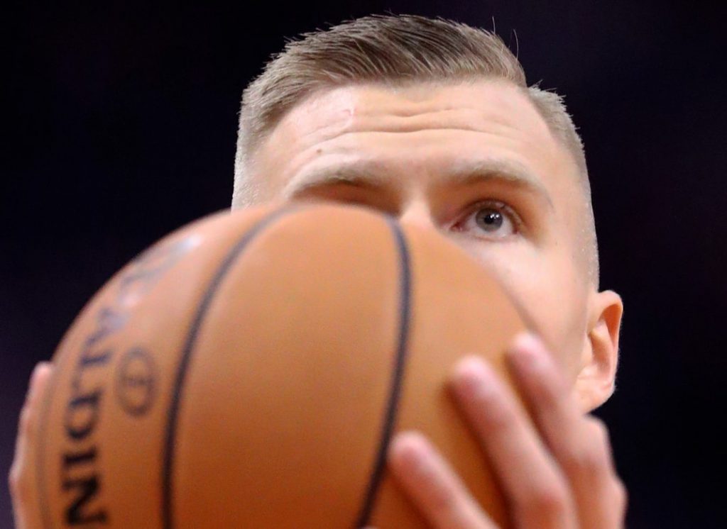 Kristaps Porziņģis un šoreiz nepaklausīgā bumbas – Fīniksā no spēles netika trāpīts neviens metiens.