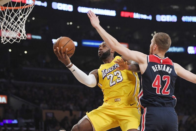 Dāvis Bertāns aizsardzībā pret Lebronu Džeimsu.