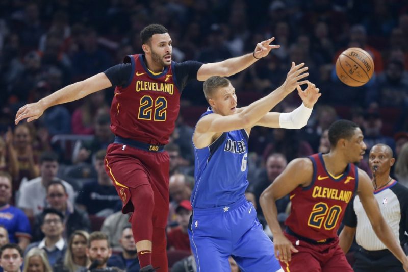 Kristaps Porziņģis izbraukuma spēlē Klīvlendā pret “Cavaliers”.