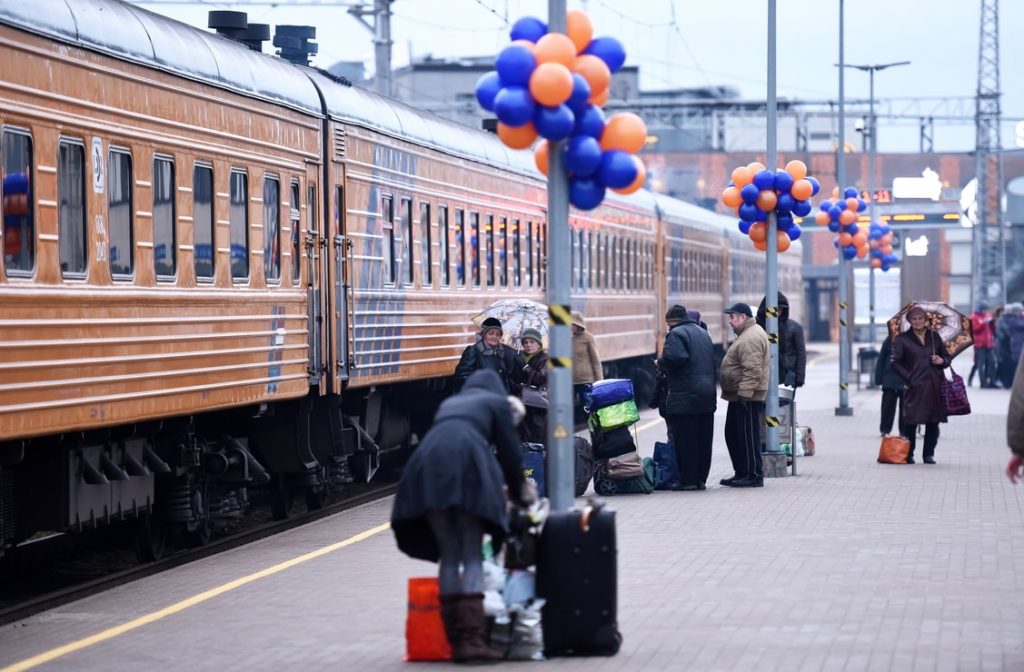 Tālsatiksmes vilciens Rīgas stacijā.