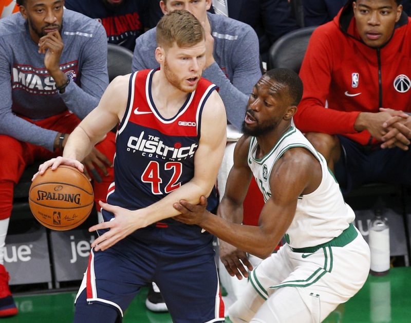 Dāvis Bertāns pret NBA čempionāta līderiem Bostonā guva deviņus punktus.