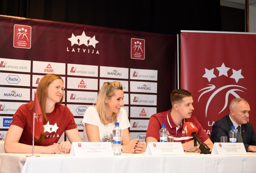Latvijas izlases kapteine Aija Klakocka, ģenerālmenedžere Gunta Baško, galvenais treneris Mārtiņš Gulbis un LBS prezidents Valdis Voins ir optimisma pini pirms Eiropas čempionāta kvalifikācijas turnīra.