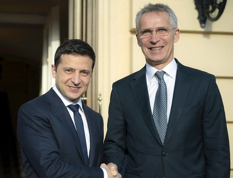Kijevā tiekoties ar Ukrainas prezidentu Volodimiru Zelenski (no kreisās), NATO ģenerālsekretārs Jenss Stoltenbergs apliecināja atbalstu Ukrainai tās pretstāvē ar Krieviju.