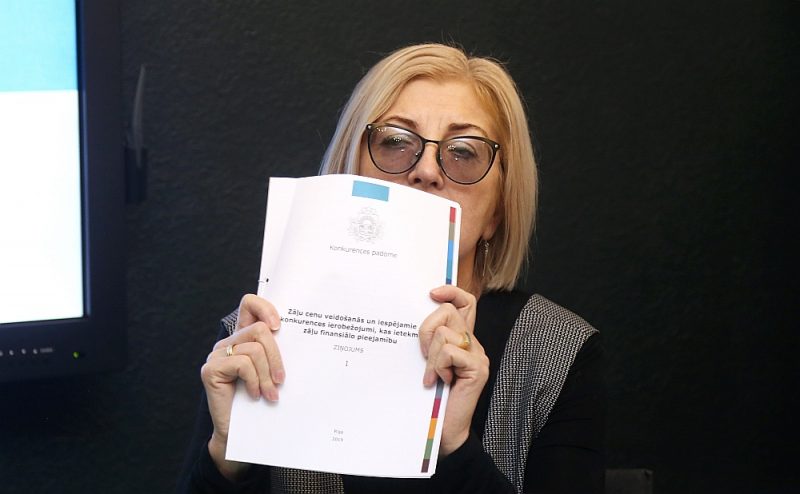 “Lai arī zāļu ražotāji Latvijai nosaka zemākās cenas Baltijā, tomēr pircēji šo zemo cenu nesaņem un aptiekās maksā augstāko cenu. Latvijā lieltirgotavām un aptiekām nav noteikti uzcenojuma griesti kā kaimiņiem, tas ir nesamērīgi. Nav skaidrs, kurš ir bijis šī “ģeniālā” cenu aprēķināšanas mehānisma autors un kāpēc tāda sistēma ir radīta,” sacīja Konkurences padomes priekšsēdētāja Skaidrīte Ābrama.