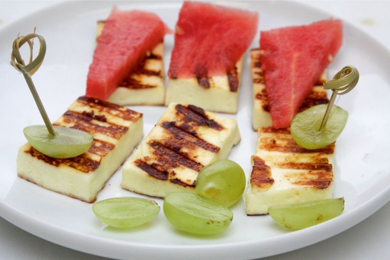 Reti kurš spēj pretoties grilēta siera aromātam. Grilēts siers lieliski garšo ar svaigiem augļiem un ogām. Sader arī ar ogu mērcēm un ievārījumiem.
