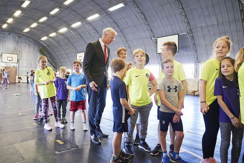 Ministru prezidents Krišjānis Kariņš nedaudz aprunājās arī ar mazajiem sportistiem Alūksnes pilsētas bērnu un jaunatnes sporta skolā.