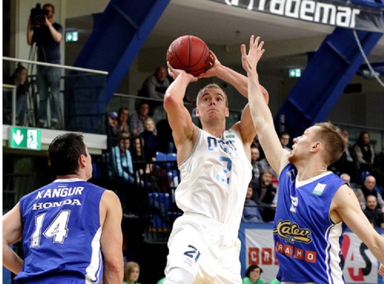 Kristaps Dārgais uzbrukumā pret “Kalev/Cramo” komandu.