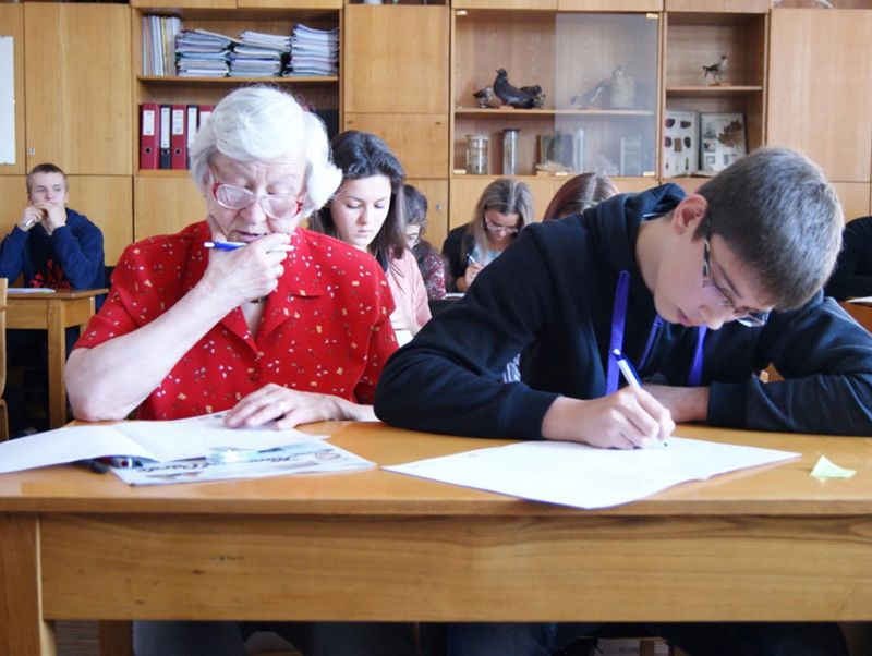Liepājnieki ar diktātu pasteidzās pirmie, taču rīdzinieku iniciatīvai viņi pievienojās ar prieku. Attēlā: Dzintras kundze (priekšplānā pirmā no kreisās) diktātu raksta katru gadu, atzīstot šo dienu par patiesiem latviešu valodas godināšanas svētkiem.
