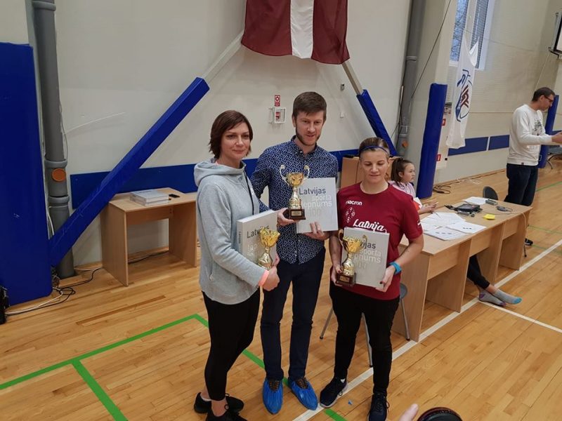 Latvijas šī gada labāko sporta skolotāju trio.