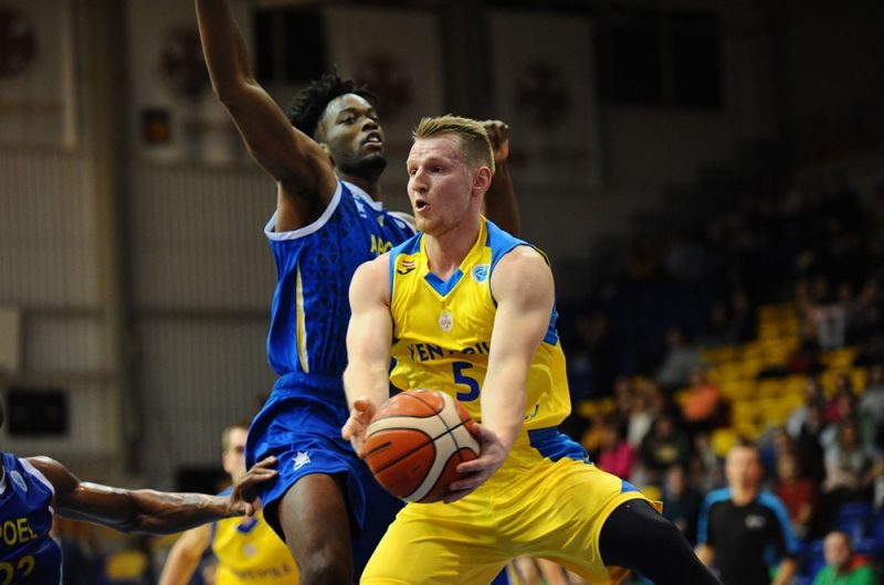 Jānis Kaufmanis (ar bumbu) un BK “Ventspils” FIBA Eiropas kausā turpina spēlēt bez zaudējumiem.