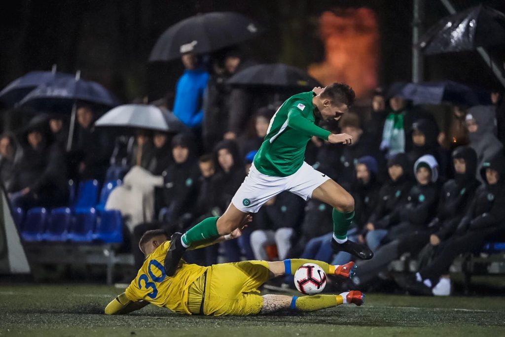 “Metta” un “Super Nova” futbolisti aizvada pirmo pārspēli par vietu virslīgā.