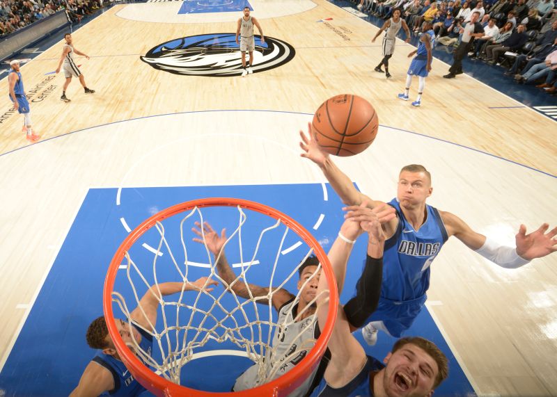 Kristaps Porziņģis cīņā par atlēkušo bumbu.