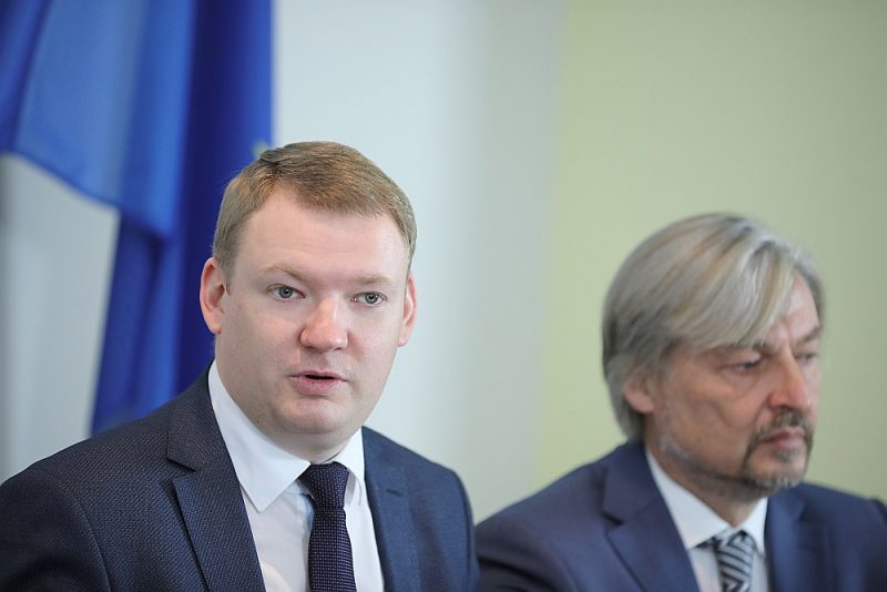 Iebildumi pret administratīvo teritoriju reformu vieno politiskās partijas “Latvijas Reģionu apvienība” valdes priekšsēdētāju Edvardu Smiltēnu (no kreisās) un “Reģionu alianses” valdes priekšsēdētāju Dagni Straubergu.