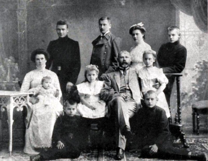 J. Čakste ģimenes vidū 20. gs. sākumā.