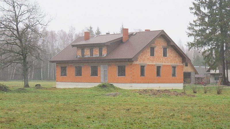 Viena no kopusmājām, kuras saceltas vairākās Latvijas vietās un kuras domātas vairākām ģimenēm. Mājas ir vienāda projekta, dažādās gatavības pakāpēs. Celtas ar domu, ka Pirmās evaņģēliskās Jēzus draudzes ģimenēm jāpārdod esošās mājas un dzīvokļi, lai dzīvotu kopienās. Daudzi tam piekrituši, bet daļa ne un par to padzīti no draudzes. Draudzes locekļi kopā dzīvo ne tikai jaunbūvēs, bet arī agrāk celtās mājās.