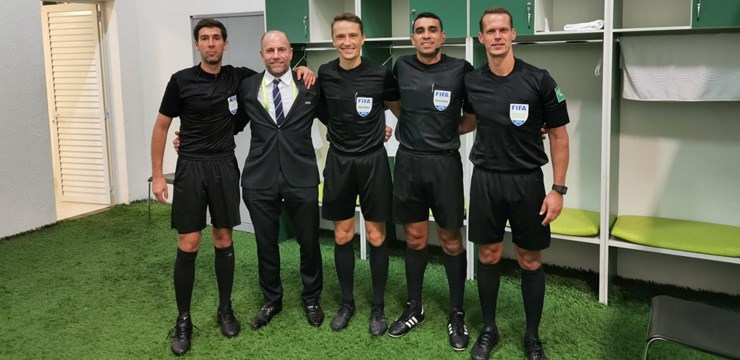Andra Treimaņa (centrā) tiesnešu brigādei uzticēts tiesāt U-17 Pasaules kausa finālspēli.