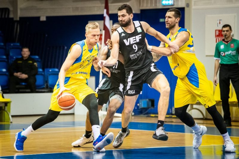 “VEF Rīga” kapteinis Kristijans Krajina (centrā) pret Jāni Bērziņu un Ronaldu Zaķi.