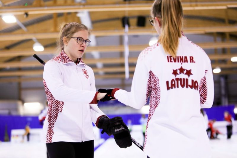 Latvijas jaunās kērlingistes guvušas vēsturisku panākumu.